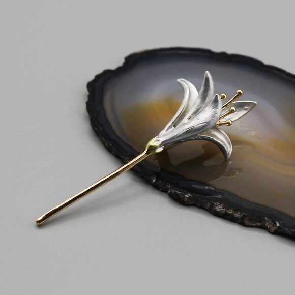 Jewelry pin brooch lily flower blue gold tone dainty elegant beautiful new - Picture 2 of 7